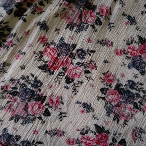 FINAL PRICE NWOT Floral Lace Top - Picture 3 of 6